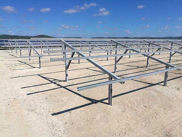 installare-strutture-pali-anteriore-e-posteriore-per-modulo-fotovoltaico installare-strutture-pali-anteriore-e-posteriore-per-modulo-fotovoltaico